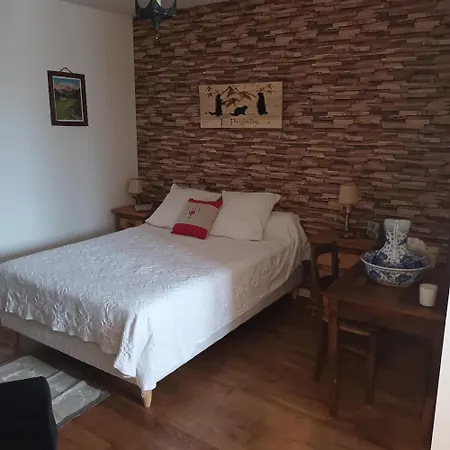 Le Logis Du Rocher Guest house Saint-Marcet