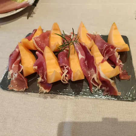 Le Logis Du Rocher Guest house Saint-Marcet